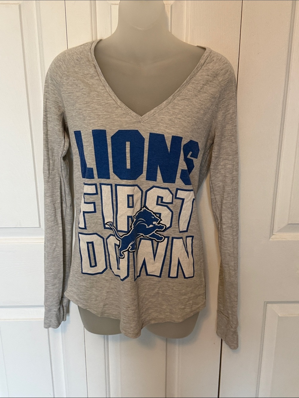 Victoria's Secret PINK SZ M  Gray V‑Neck LS  Tee Detroit Lions Graphic b87